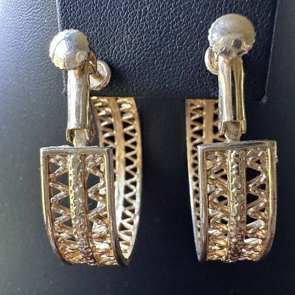 Vintage Earrings Filigree Hoop Women's Gold Tone Fashion Jewelry Huggie Srewback - Picture 4 of 9